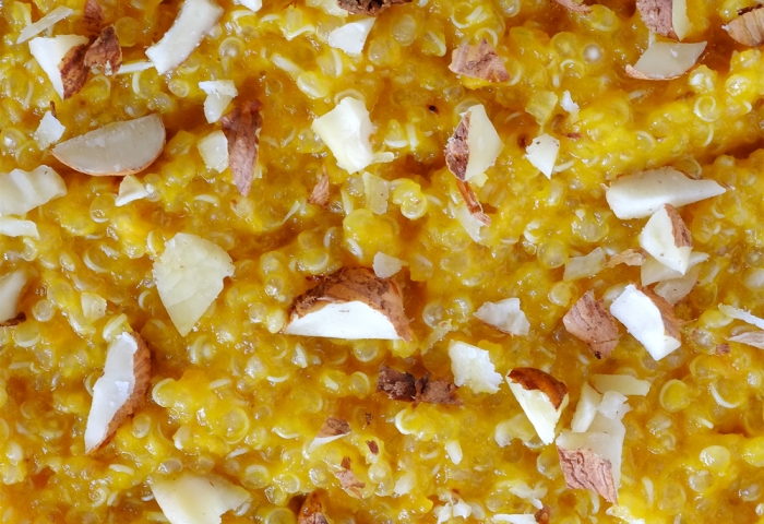 Quinoa alla crema di carote e zenzero con nocciole