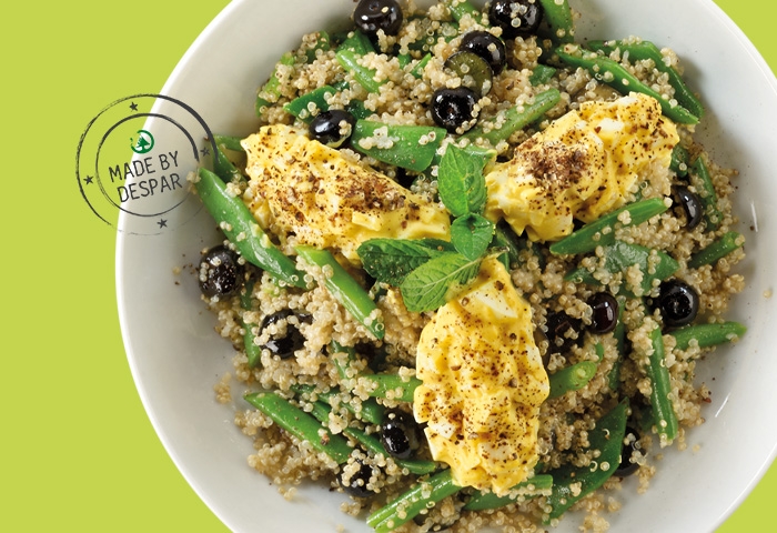 Quinoa con fagiolini, taccole, mirtilli e crema d’uovo alla senape
