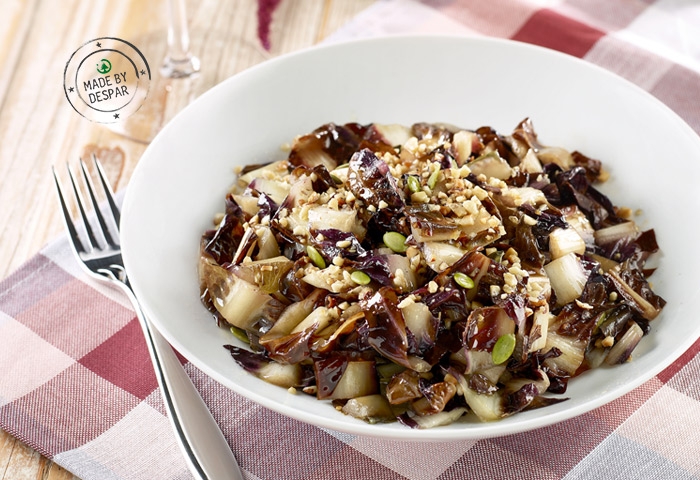 Radicchio saltato con granelle di nocciole e semi di zucca