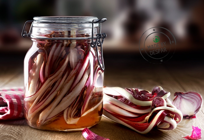 Radicchio tardivo fermentato con cipolla rossa e pepe rosa