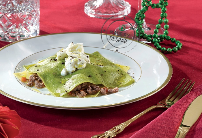 Raviolo aperto con burrata e ragù di cortile