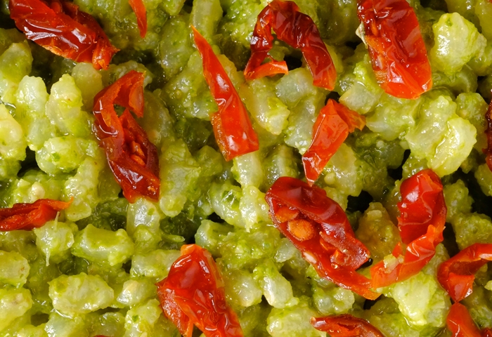 Riso integrale al pesto e pomodori secchi