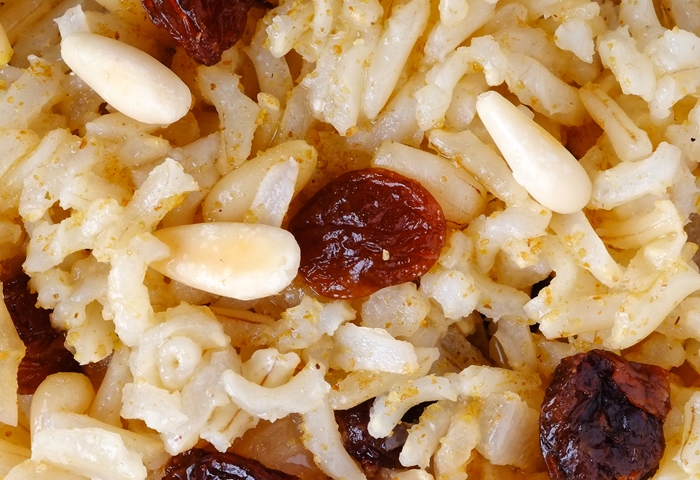 Riso integrale all'uvetta, pinoli e cumino