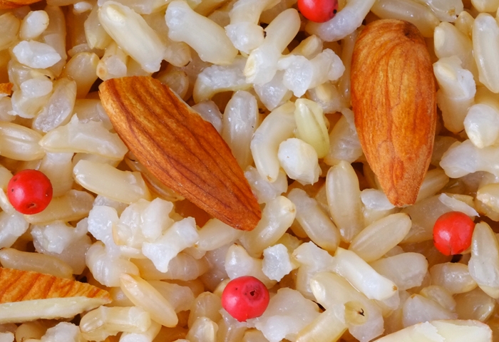 Riso integrale alle mandorle e pepe rosa