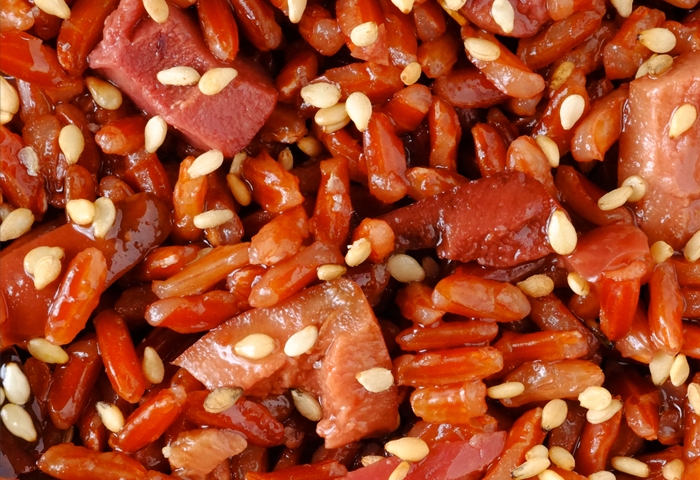 Riso integrale alle olive nere e sesamo