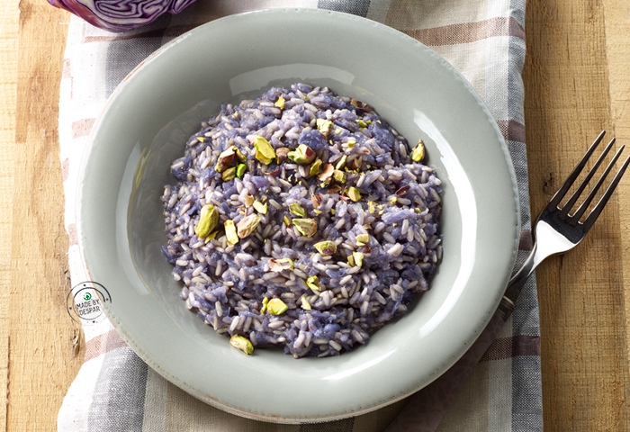 Riso integrale con cavolo viola e pistacchi