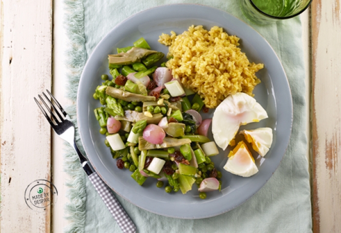 Riso integrale con curry e cardamomo, uova al vapore e caponata di primavera