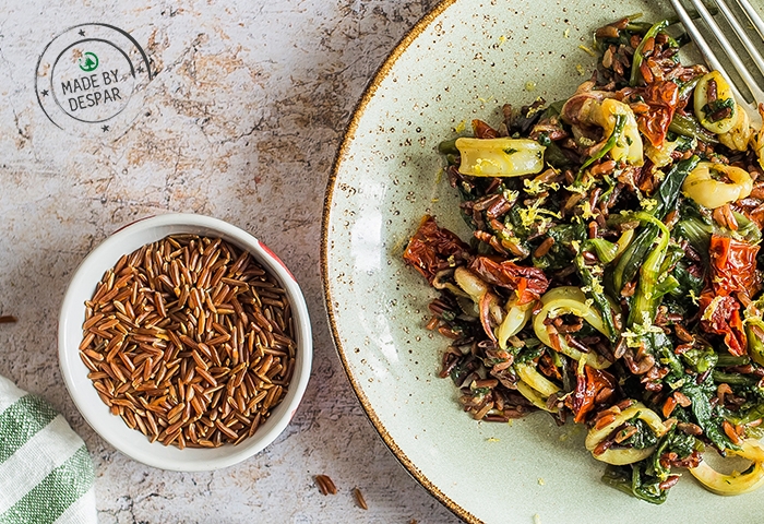 Riso rosso con cicoria, calamari e pomodori secchi