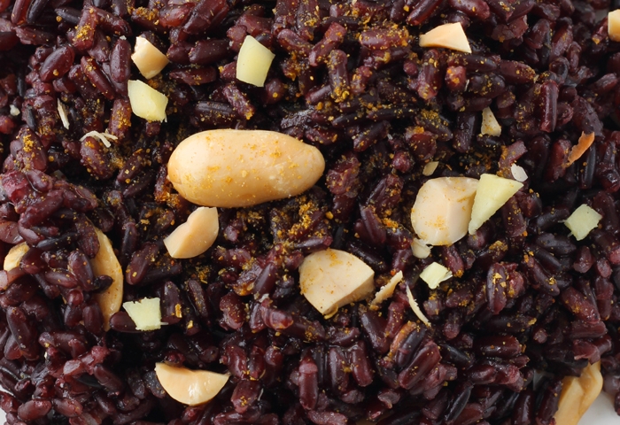 Riso Venere al curry con arachidi