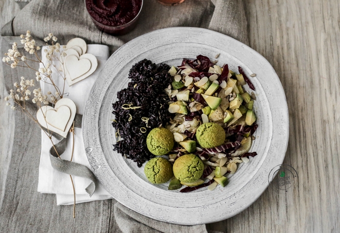 Riso Venere al limone e rosmarino, falafel di fave con insalata di finocchi, avocado e pera