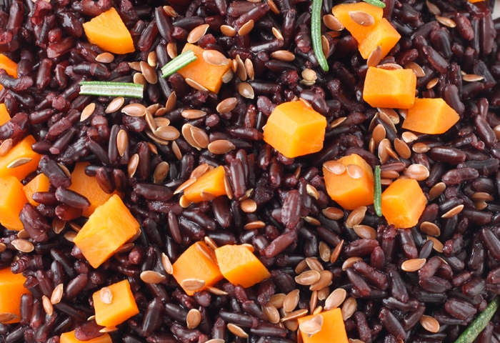 Riso Venere con carote e semi di lino