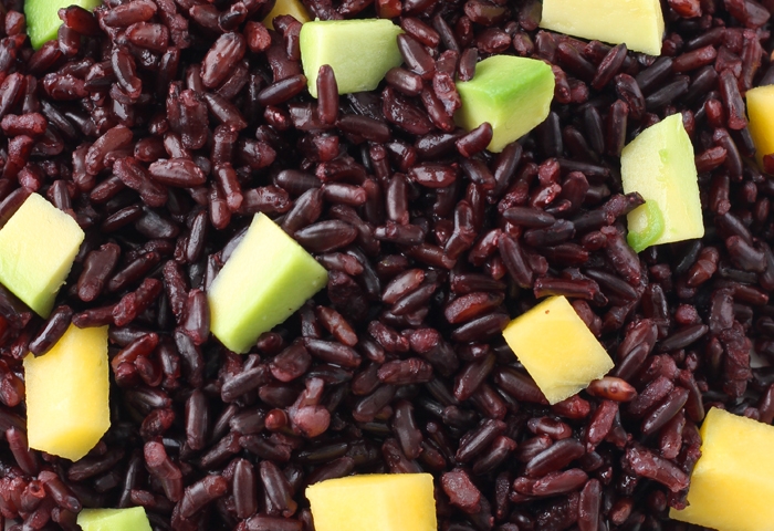 Riso Venere con mango e avocado