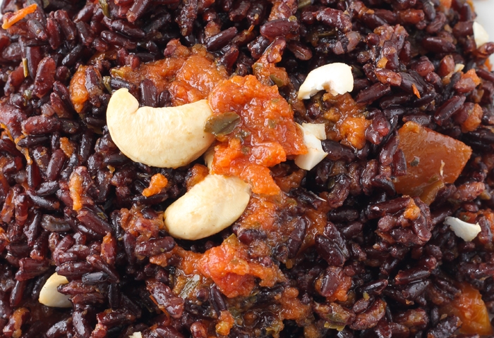 Riso Venere con pomodorini secchi e anacardi