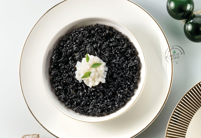 Risotto al nero di seppia con il suo crudo, origano e basilico