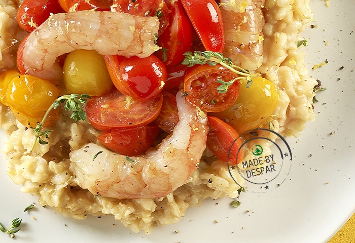 Risotto integrale al limone con crudo di gamberi e pomodorini al timo