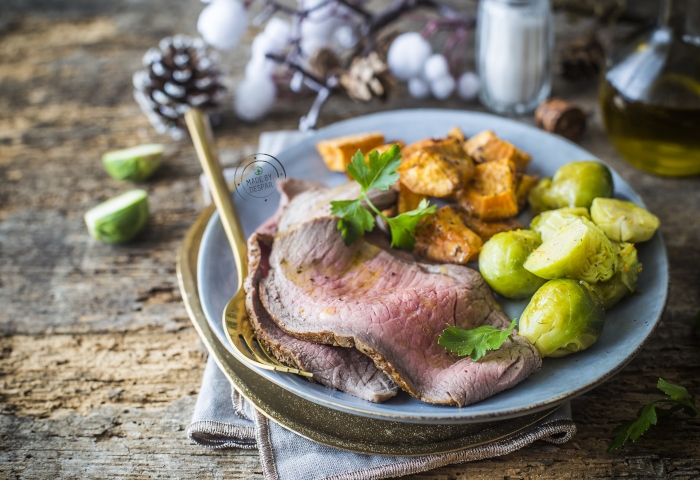 Roast beef con patate dolci al forno e cavoletti di Bruxelles