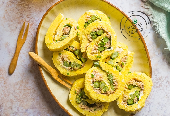 Rotolo di frittata ripieno di formaggio, asparagi e tonno