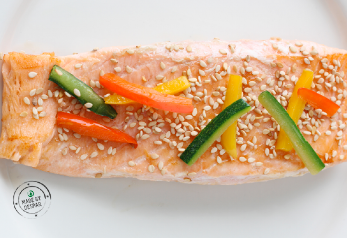 Salmone al sesamo con verdure e olio al cumino
