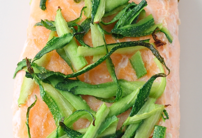 Salmone con zucchine e olio alla menta