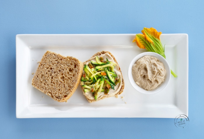 Sandwich con crema di sgombro, zucchine e fiori di zucca
