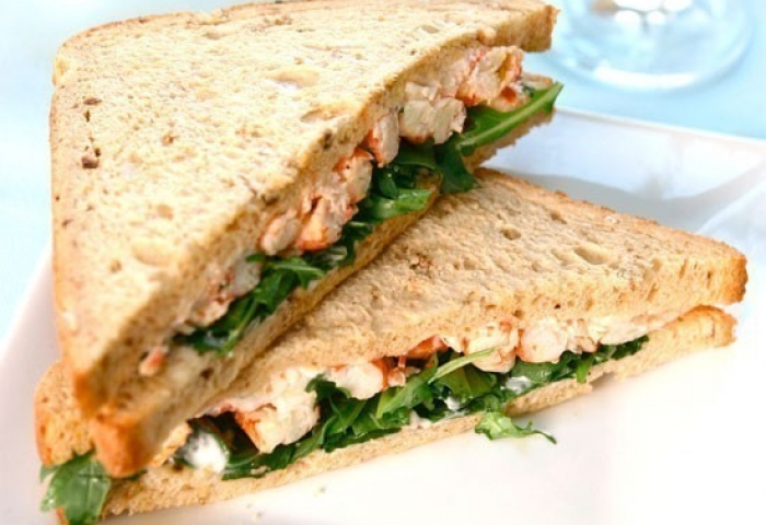 Sandwich con pesto  di rucola e gamberi