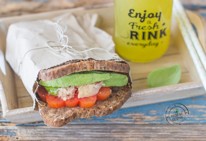 Sandwich con tonno, pomodoro e avocado