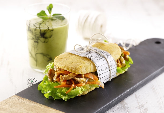 Sandwich di patate con straccetti di pollo e verdure