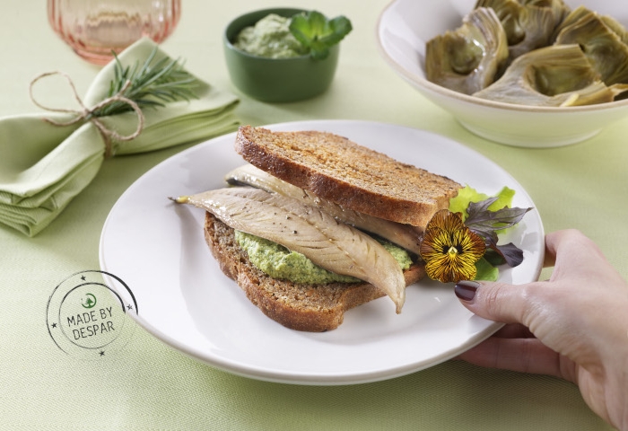 Sandwich di sgombro, carciofi in tegame e salsa alla menta