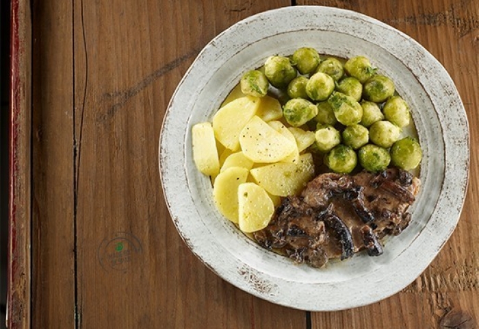 Scaloppine di vitello ai funghi chiodini con padellata di patate e cavoletti di Bruxelles
