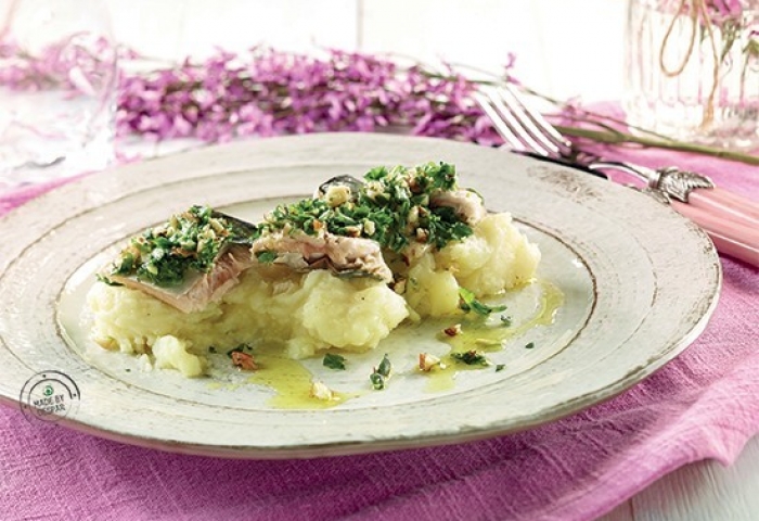 Sgombro al forno con rucola e mandorle su passatina di patate novelle