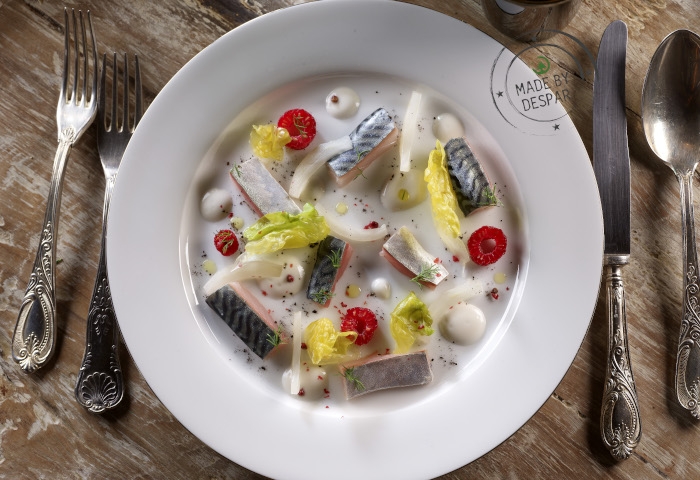 Sgombro, latte di cocco, lampone e finocchio marinato