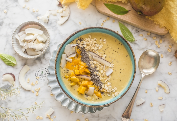 Smoothie bowl con latte di cocco, mango e fiocchi di avena