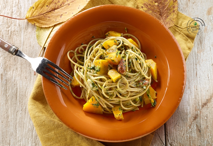 Spaghetti al pesto di cicoria e mandorle con dadolata di zucca Spaghetti al pesto di cicoria e mandorle con dadolata di zucca