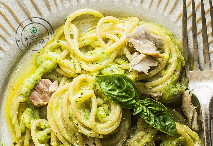Spaghetti con farina d’orzo con crema di zucchine e sgombro