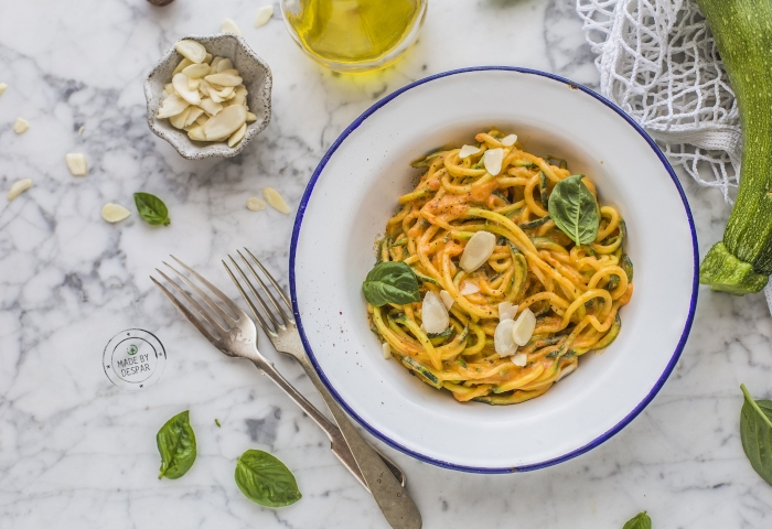 Spaghetti di zucchine con crema di peperoni e ricotta