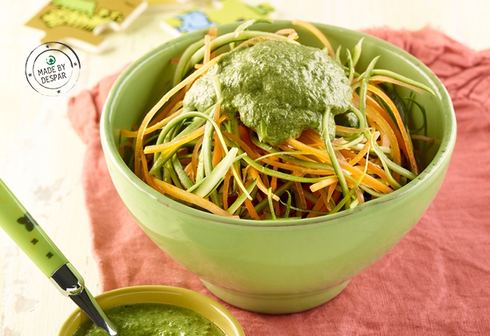 Spaghetti di zucchine e carote con pesto di noci, sedano e basilico