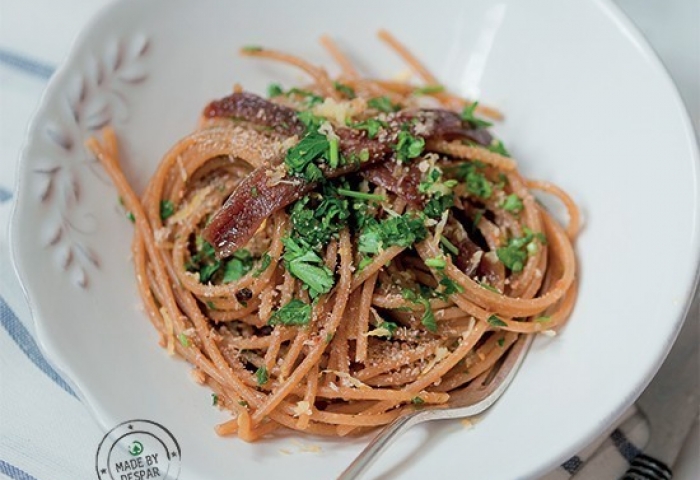 Spaghetti integrali con acciughe, prezzemolo e briciole