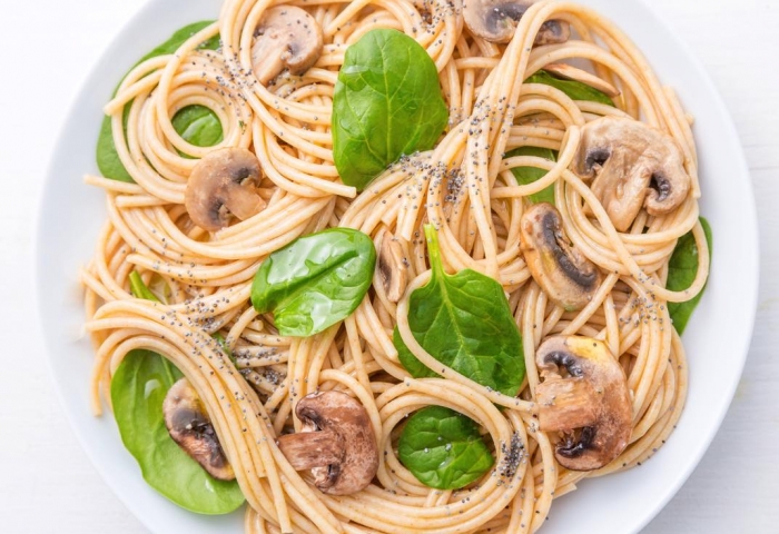 Spaghetti integrali con spinaci e champignon