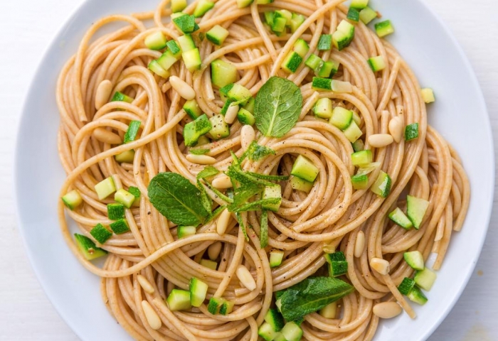 Spaghetti integrali con zucchine al lime e menta