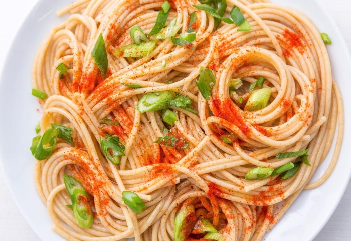 Spaghetti integrali piccanti al cipollotto e paprika