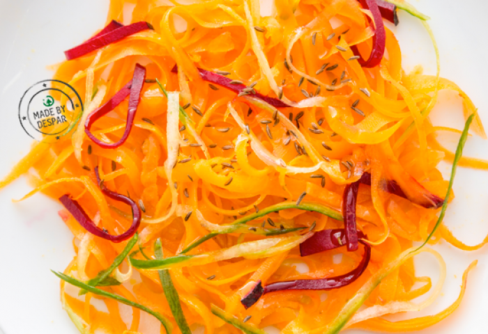 Spaghettini di carote, barbabietola e cetriolo con olio al cumino