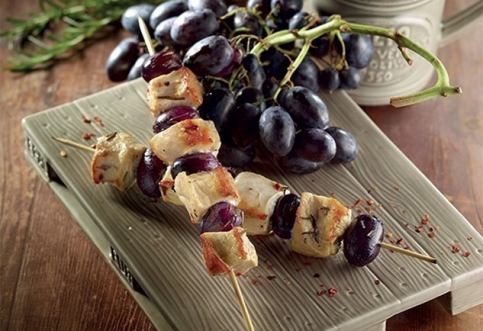 Spiedini di pollo e uva nera