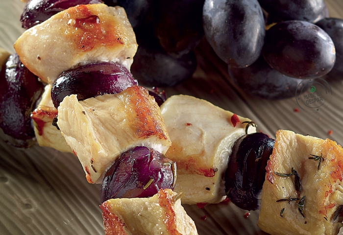 Spiedini di pollo e uva nera