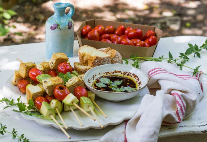 Spiedini di tofu, pomodorini e zucchine