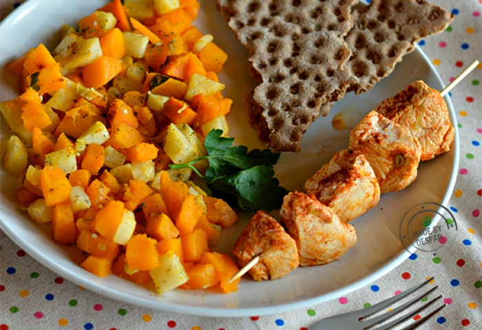 Spiedino di tacchino alla paprika con verdure e crackers integrali di segale