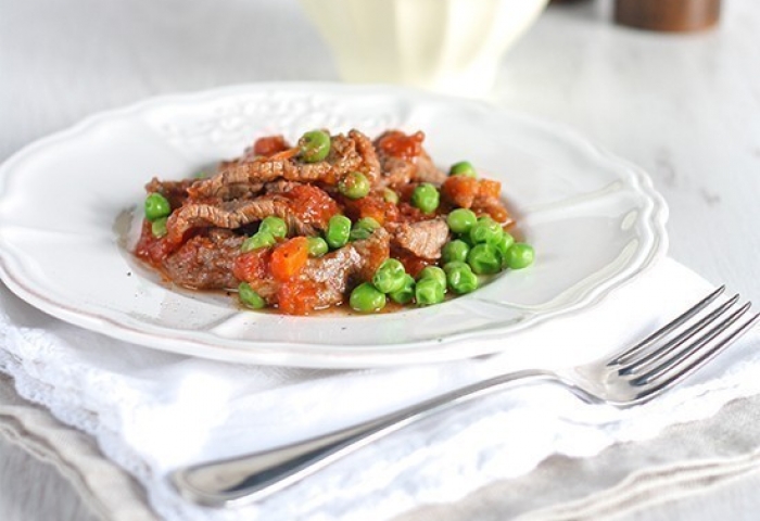 Straccetti di carne con piselli e pomodoro
