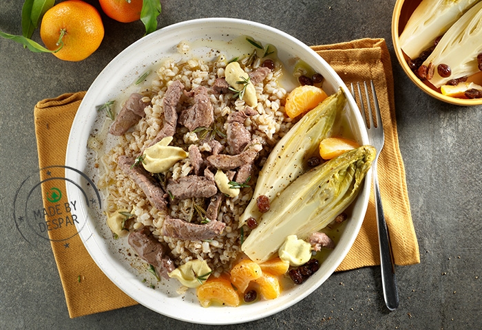 Straccetti di manzo, indivia brasata e orzo con salsa di anacardi e curcuma