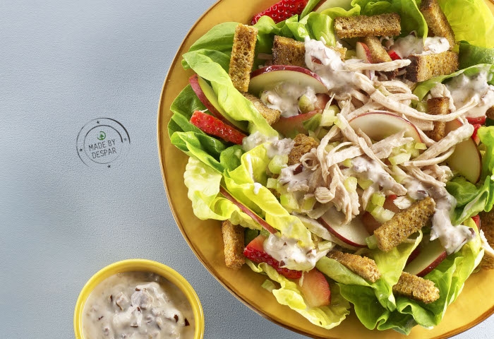Tacchino aromatico in insalata di mele, sedano, lattuga e salsa di Kefir alle olive con crostini al curry