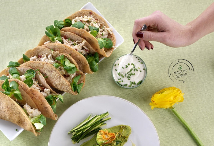 Tacos di lenticchie, pollo in salsa di anacardi ed erba cipollina