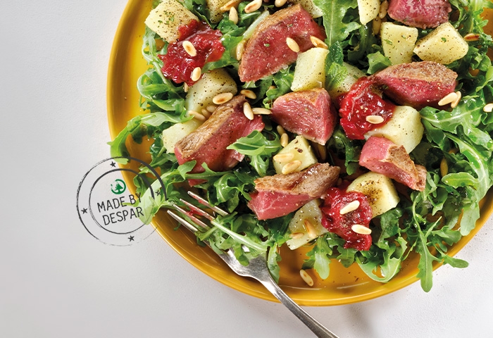 Tagliata di manzo con rucola, salsa di susine e cipolle alla paprika, patate alla menta e pinoli